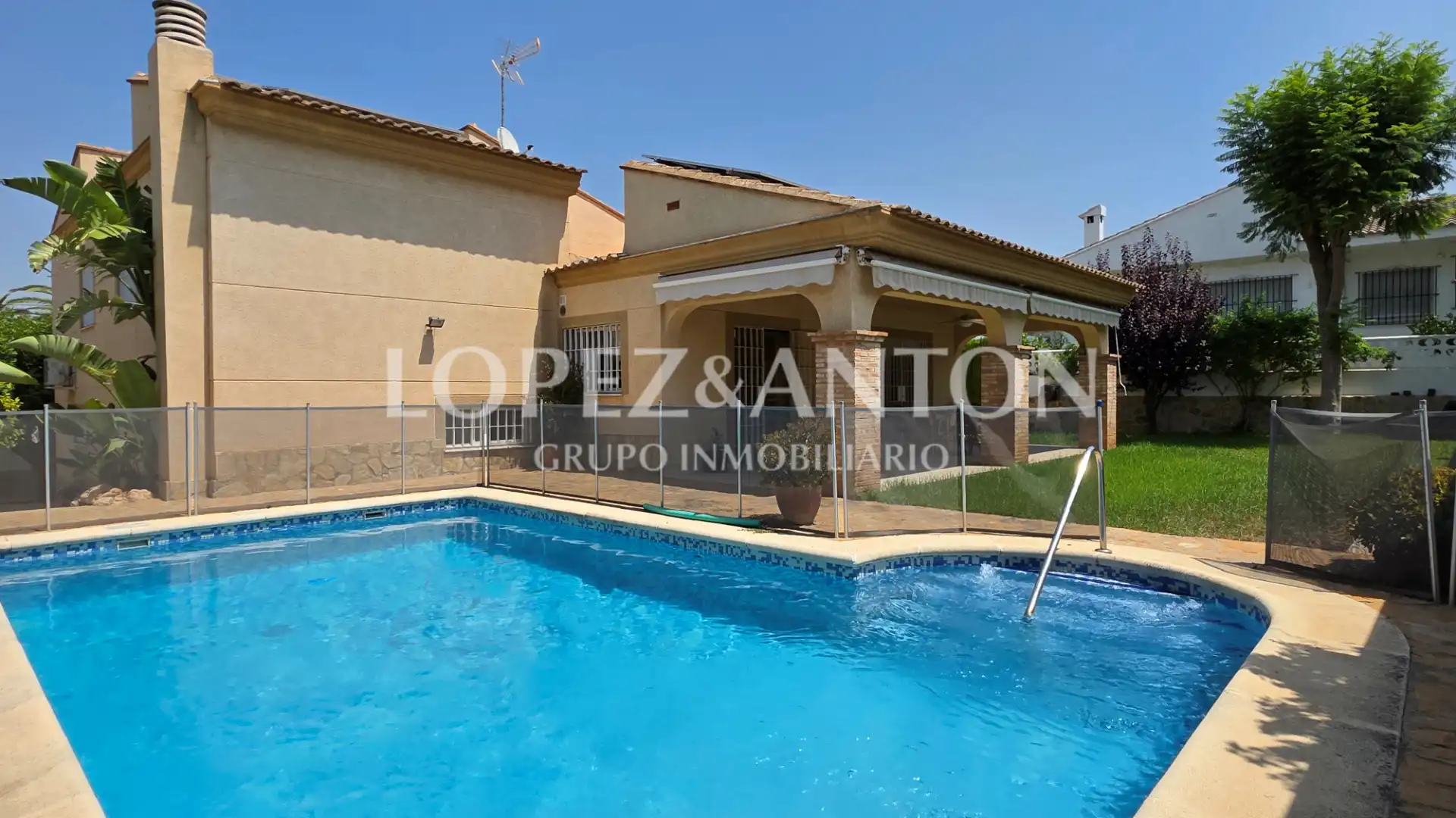 Vista exterior de Casa o xalet en venda en L'Eliana amb Aire condicionat, Calefacció i Jardí privat
