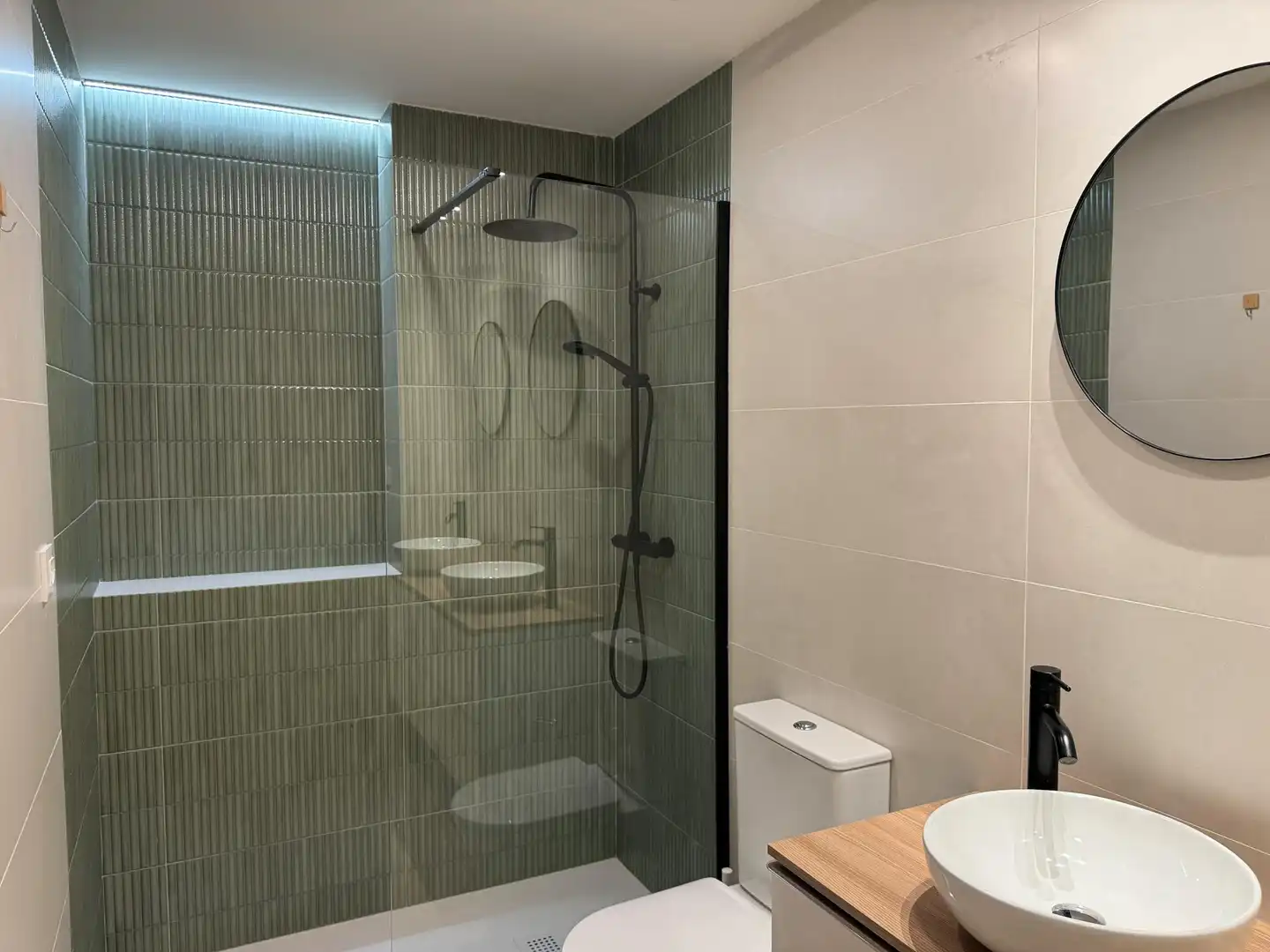 Bathroom of Flat for rent in Madrid  with Air Conditioner, Heating and Furnished