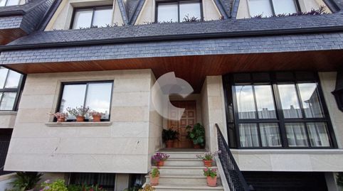 Chalet en el centro de la ciudad a 10 minutos del parque san lazaro. 4 dormitorios , 3 baños , habitacion de servicio , 2 salones,