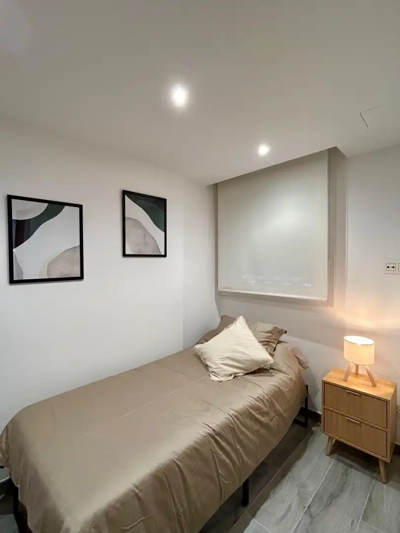 Habitación de Apartamento de alquiler en Estepona con Aire acondicionado, Jardín privado y Trastero