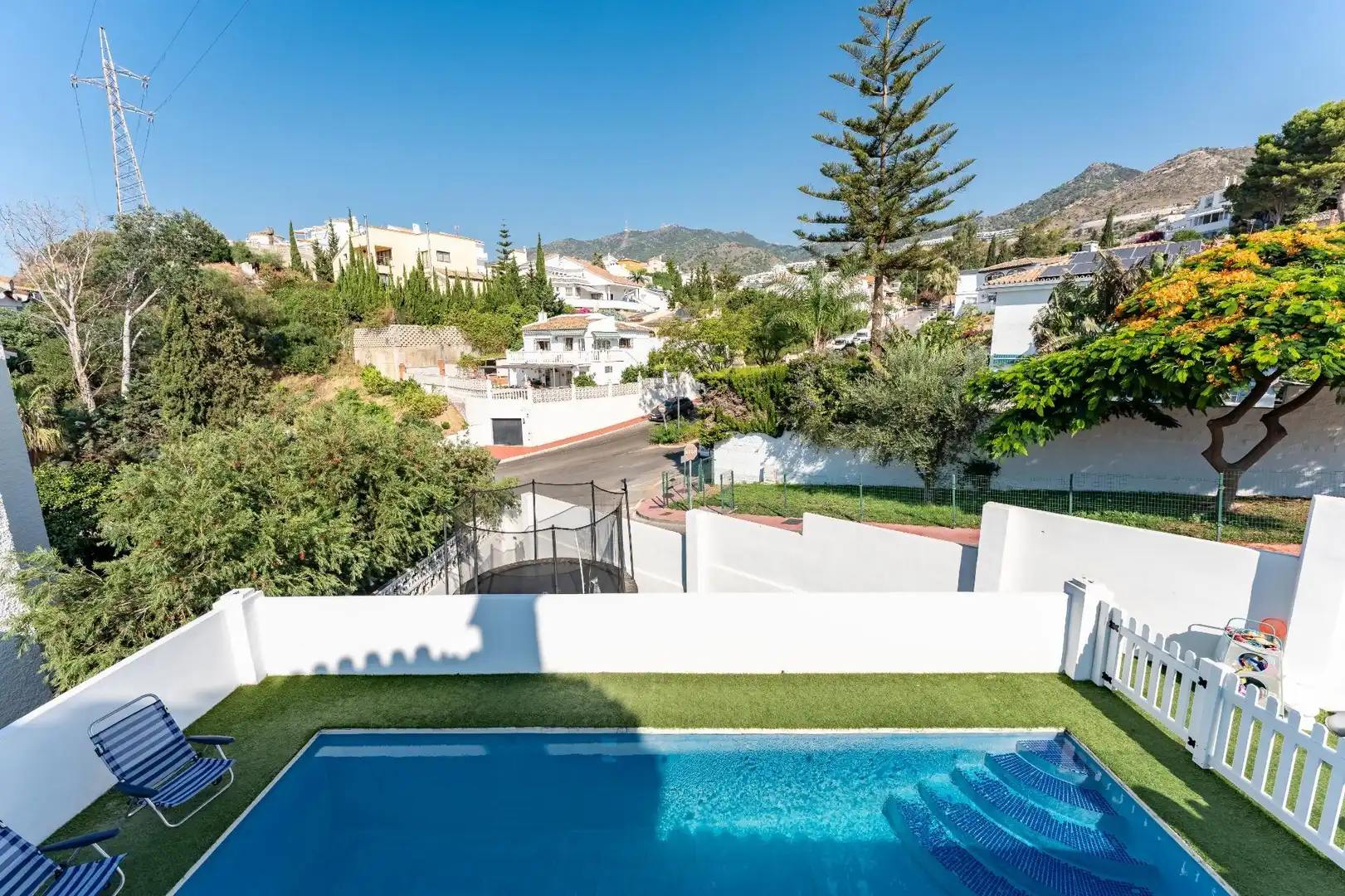 Vista exterior de Casa o xalet en venda en Benalmádena amb Aire condicionat, Calefacció i Jardí privat
