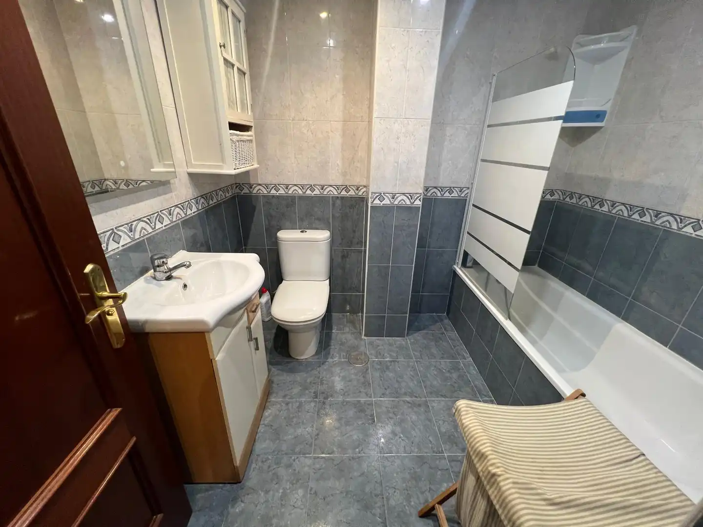 Badezimmer von Maisonette zum Verkauf in Nava mit Heizung, Abstellraum und Möbliert