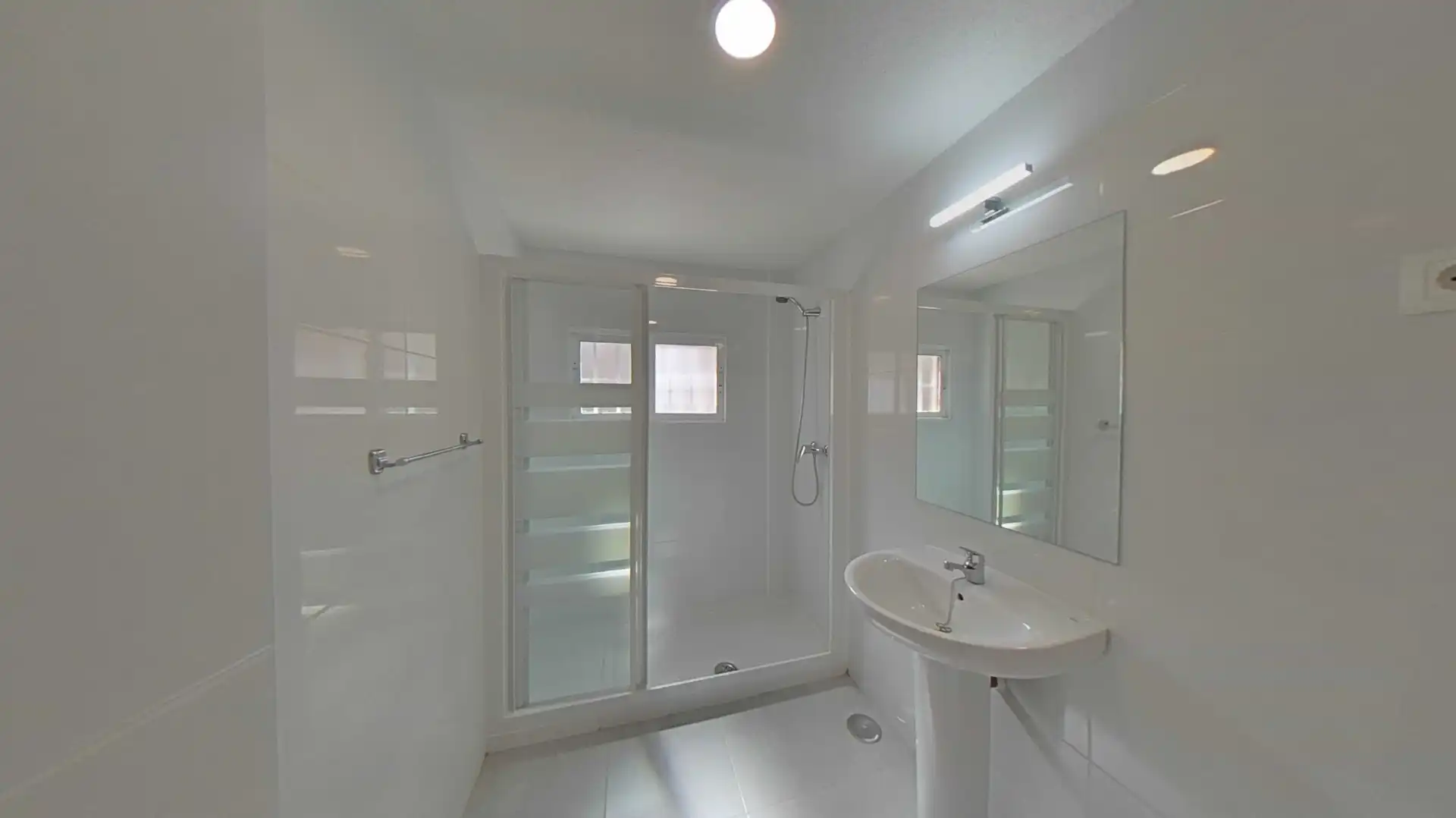 Bathroom of Flat for sale in Alcalá de Henares  with Heating, Oven and Washing machine