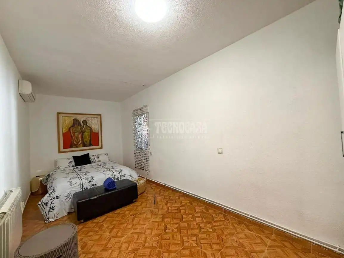 Dormitori de Casa o xalet en venda en Villa del Prado amb Aire condicionat i Piscina