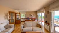 Sala d'estar de Casa adosada en venda en Santa Susanna amb Aire condicionat i Terrassa