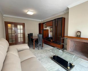 Sala d'estar de Casa adosada en venda en Rincón de la Victoria amb Aire condicionat, Jardí privat i Parquet