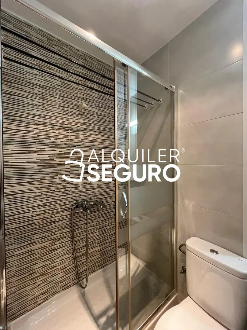 Bathroom of Flat for rent in Madrid  with Heating and Furnished