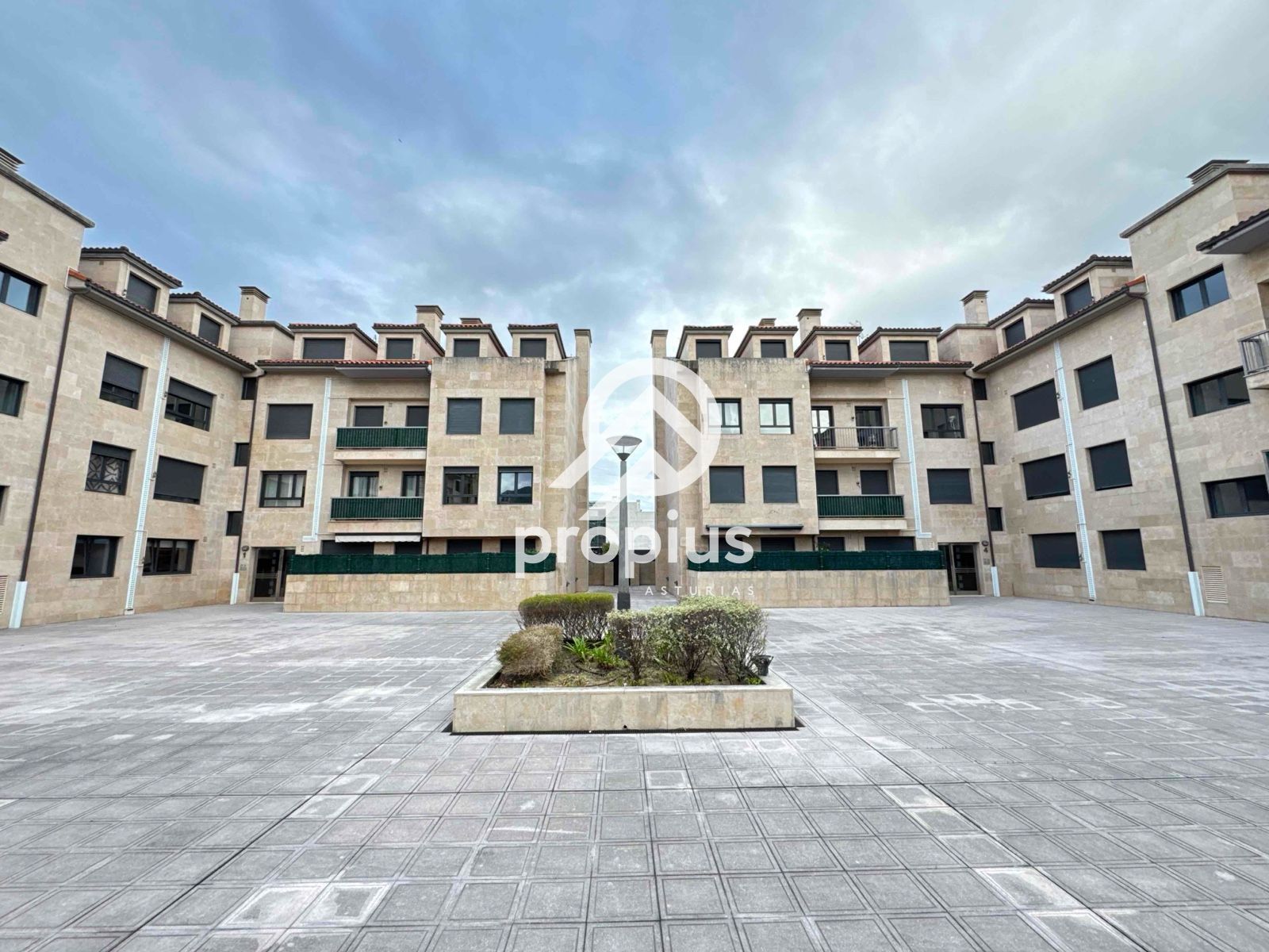 Vista exterior de Pis en venda en Llanes amb Calefacció, Parquet i Traster