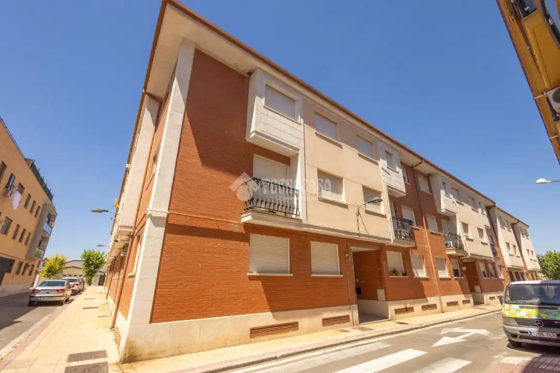 Vista exterior de Piso en venta en Castellanos de Moriscos con Calefacción, Terraza y Trastero