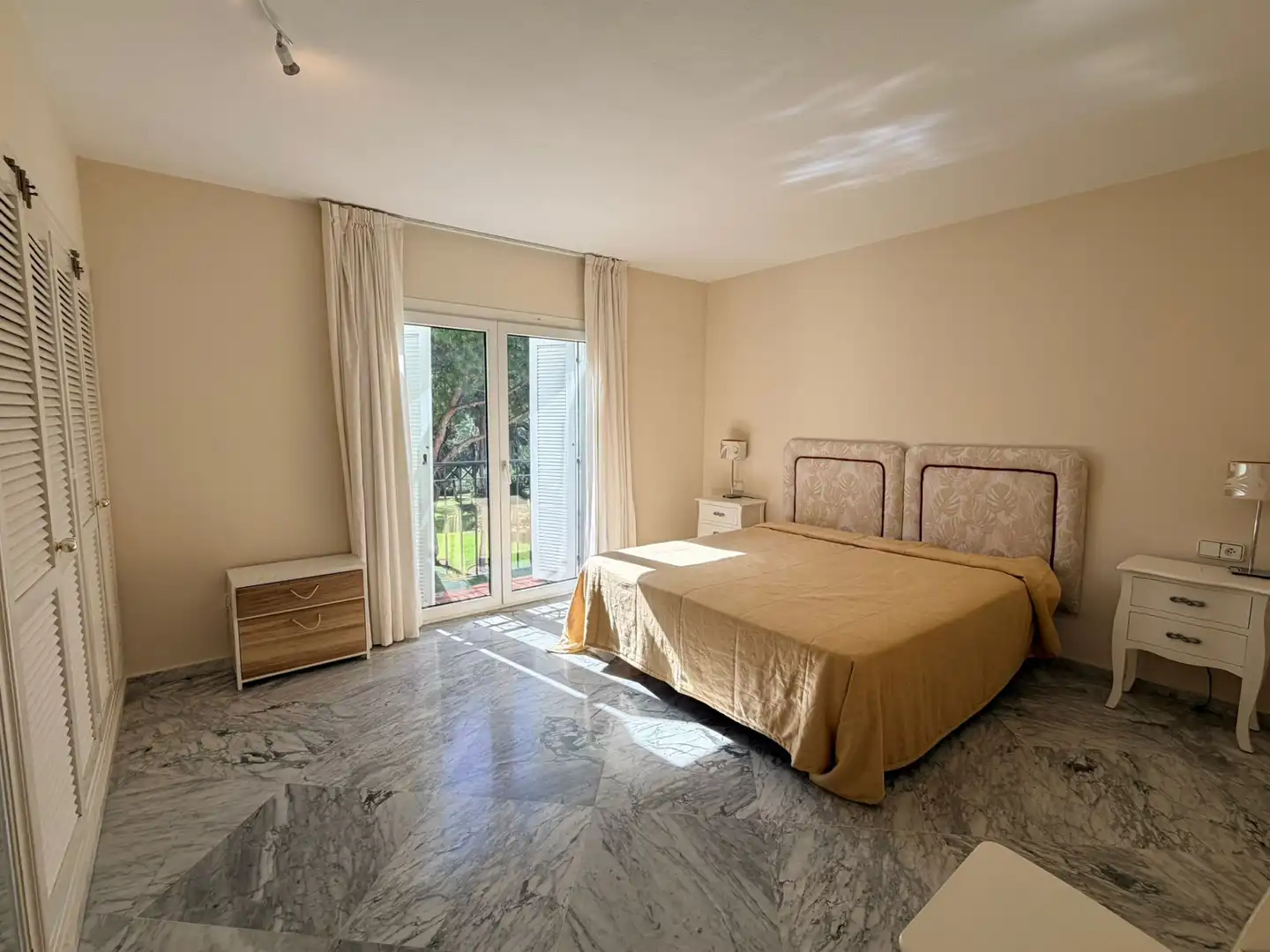 Bedroom of Flat for rent in Marbella  with Air Conditioner, Terrace and Storage room