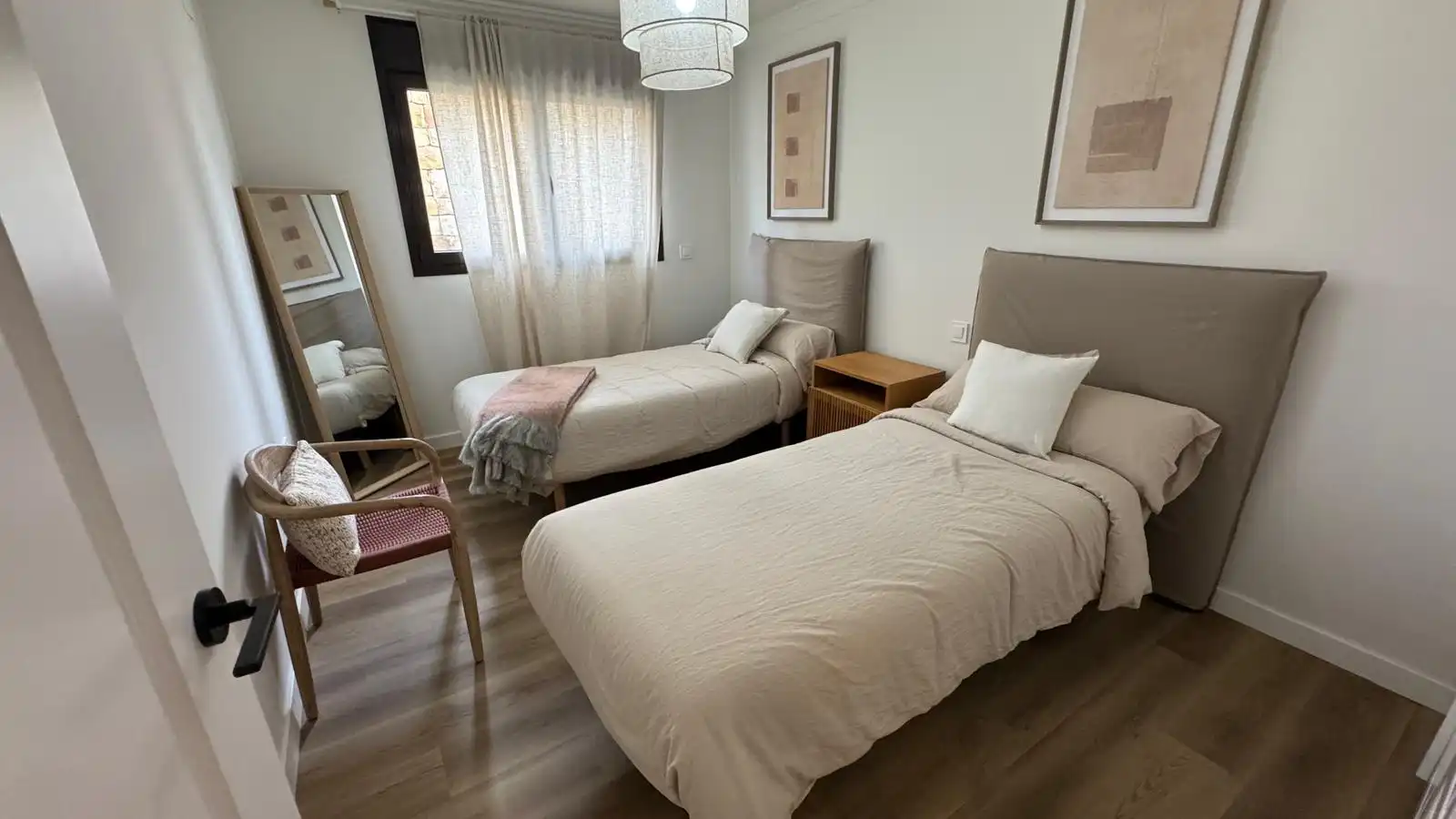Schlafzimmer von Einfamilien-Reihenhaus zum Verkauf in Estepona mit Klimaanlage, Terrasse und Ofen