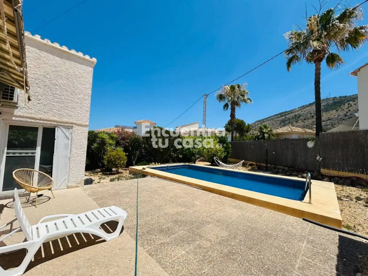 Vista exterior de Casa o xalet en venda en L'Alfàs del Pi amb Aire condicionat, Calefacció i Jardí privat
