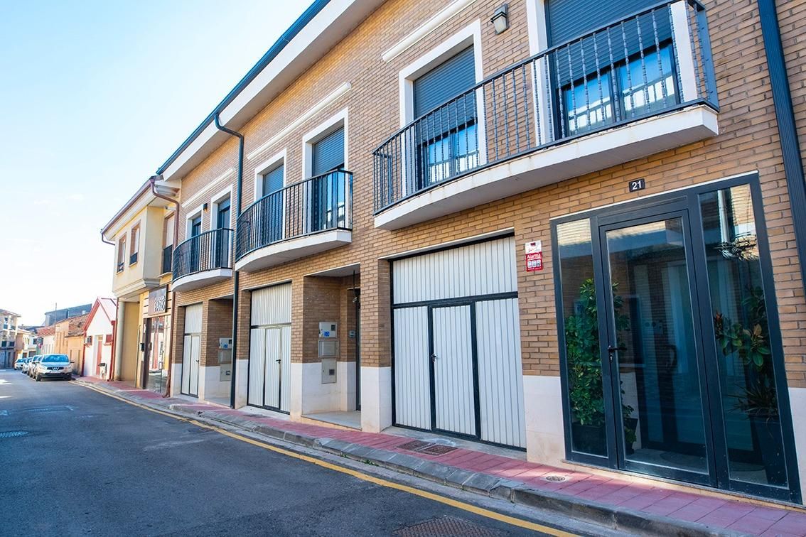 Vista exterior de Casa adosada en venda en Milagro amb Calefacció, Terrassa i Balcó
