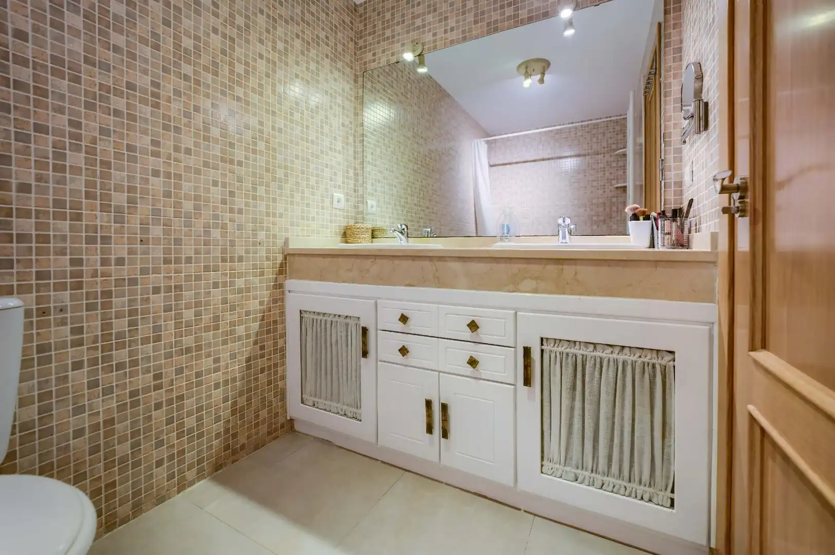 Baño de Casa adosada en venta en Bormujos con Aire acondicionado, Jardín privado y Terraza