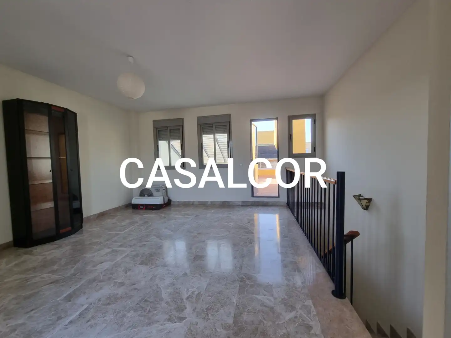Sala d'estar de Dúplex en venda en Mairena del Alcor amb Aire condicionat i Terrassa