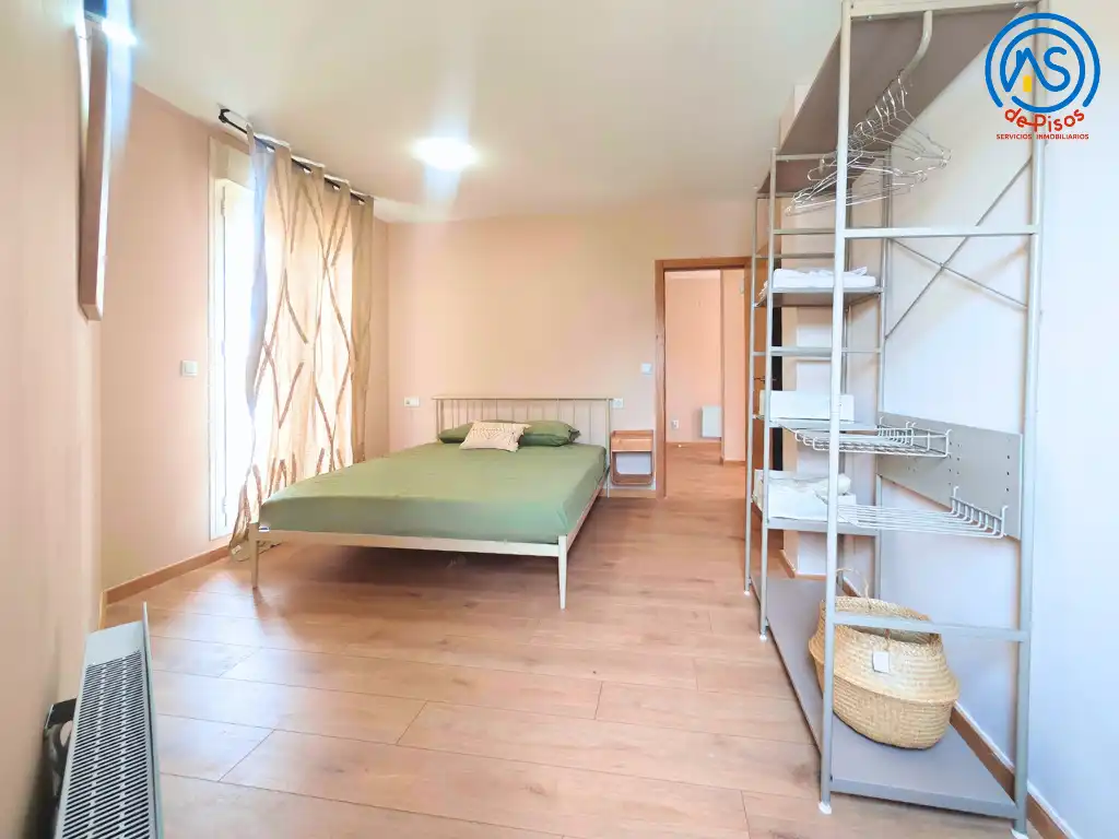 Dormitori de Apartament de lloguer en Zaragoza amb Calefacció, Parquet i Moblat
