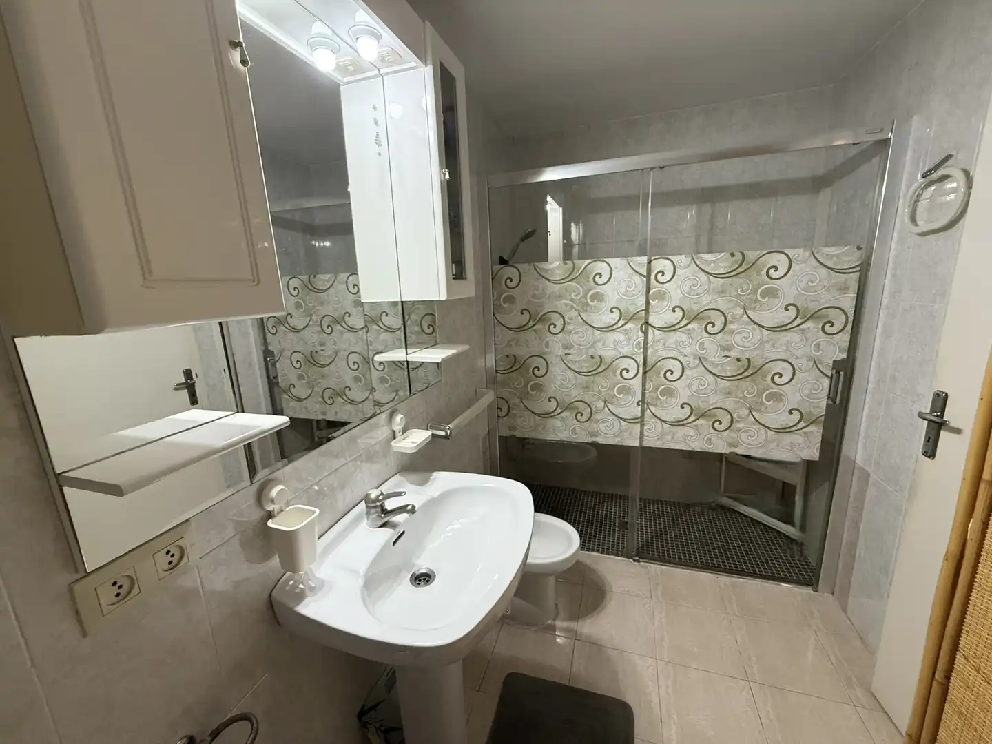 Badezimmer von Erdgeschoss zum Verkauf in Muro mit Abstellraum und Ofen