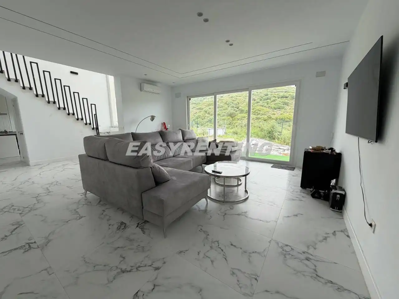 Living room of Houses for sale in La Línea de la Concepción  with Air Conditioner, Private garden and Terrace