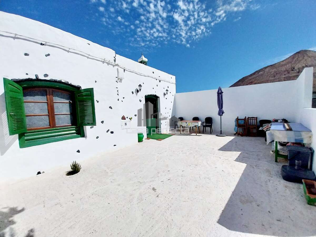 Vista exterior de Finca rústica en venda en Tinajo amb Terrassa, Moblat i Microones