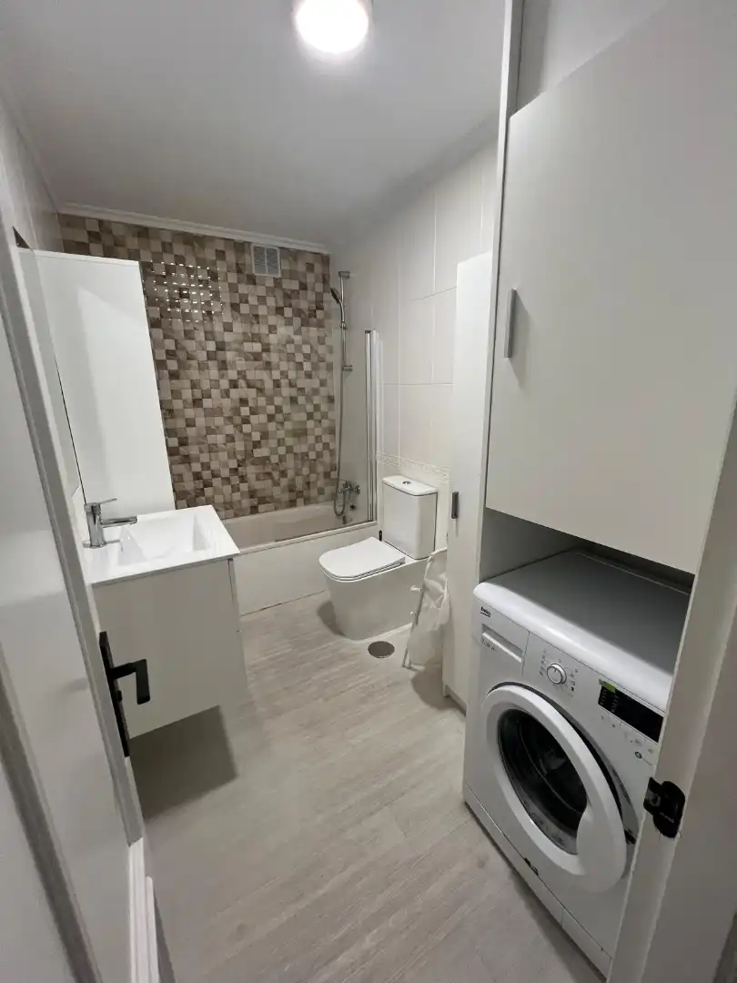 Baño de Piso de alquiler en Gijón  con Calefacción, Parquet y Amueblado