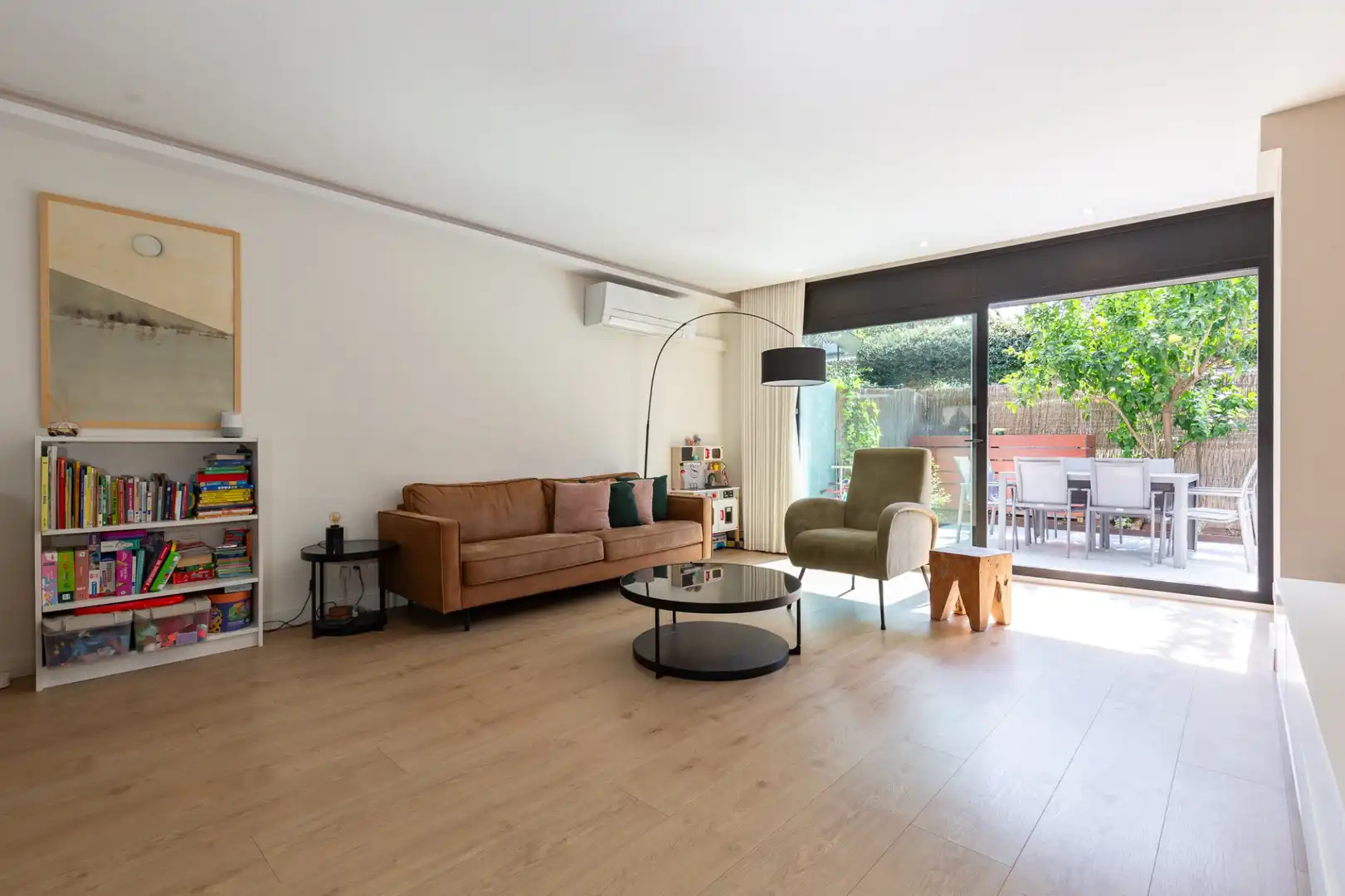 Sala d'estar de Planta baixa en venda en Sant Cugat del Vallès amb Aire condicionat, Calefacció i Terrassa