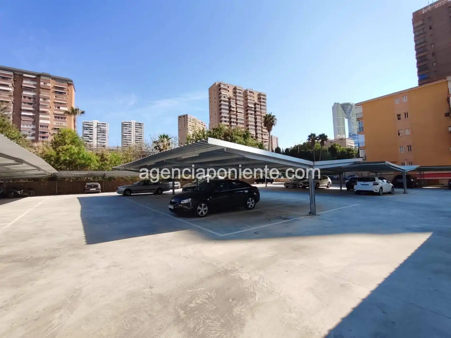 Aparcament de Apartament de lloguer en Benidorm amb Aire condicionat, Calefacció i Terrassa