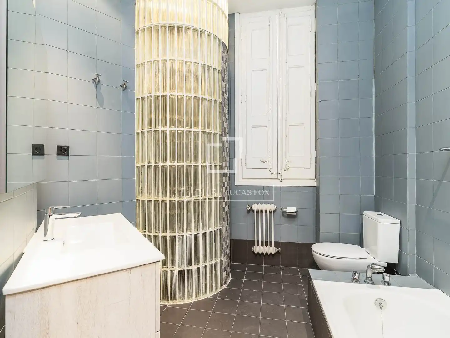 Bathroom of Flat for sale in Barcelona  with Air Conditioner, Terrace and Storage room