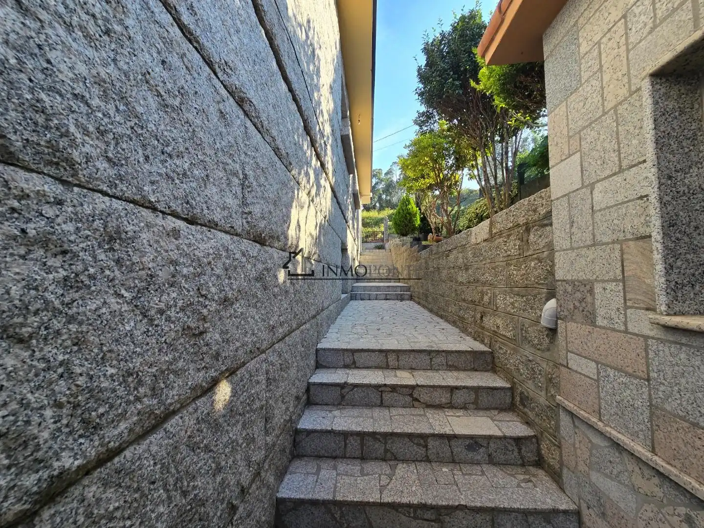 Terrassa de Casa o xalet en venda en Pontevedra Capital  amb Calefacció, Jardí privat i Terrassa