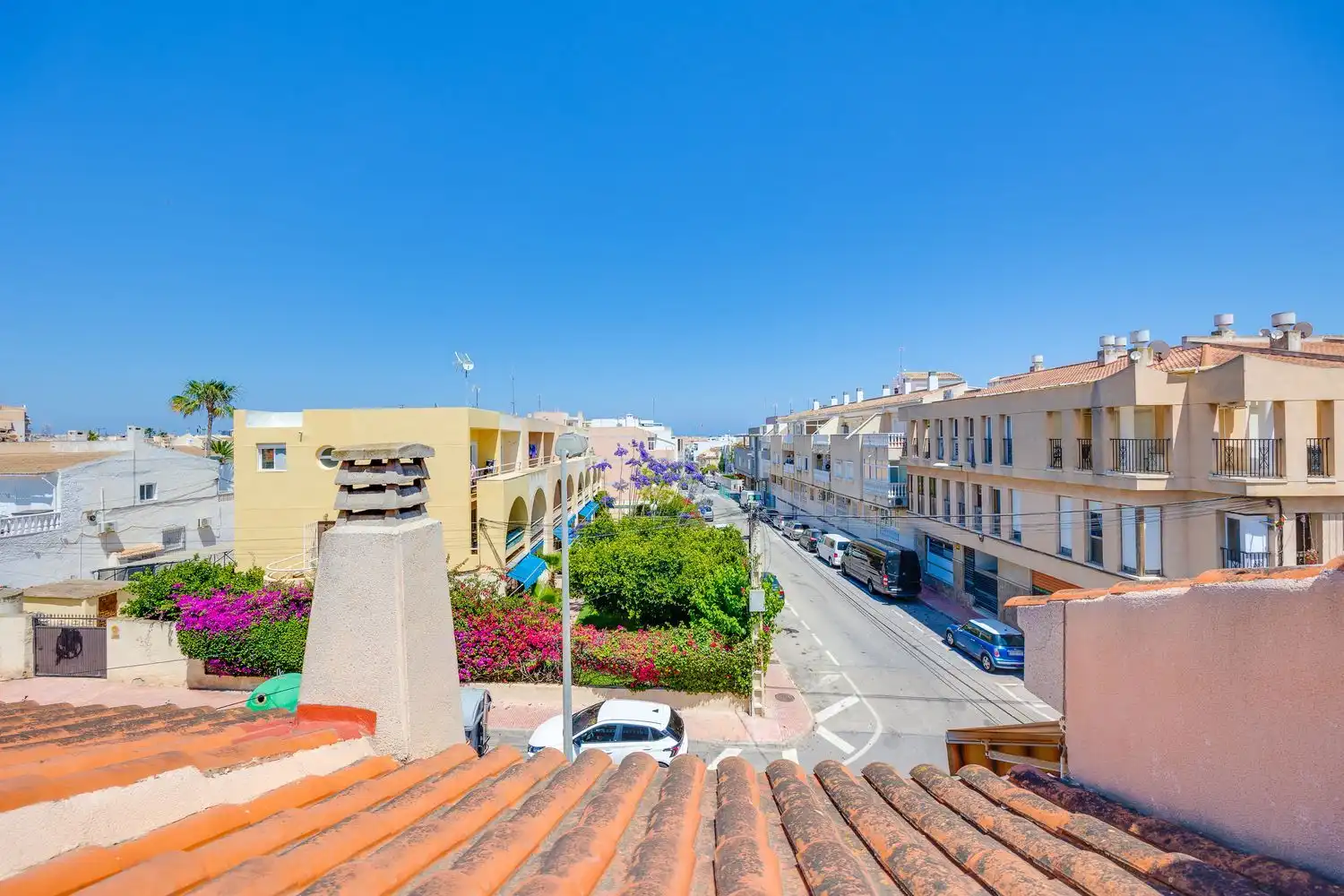 Außenansicht von Einfamilien-Reihenhaus zum Verkauf in Torrevieja mit Terrasse, Balkon und Gemeinschaftspool