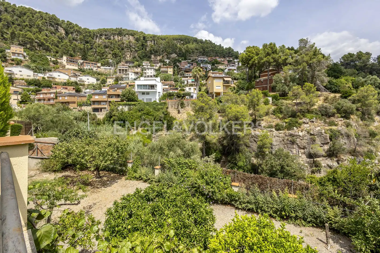 Vista exterior de Casa o xalet en venda en Vallirana amb Calefacció, Jardí privat i Terrassa