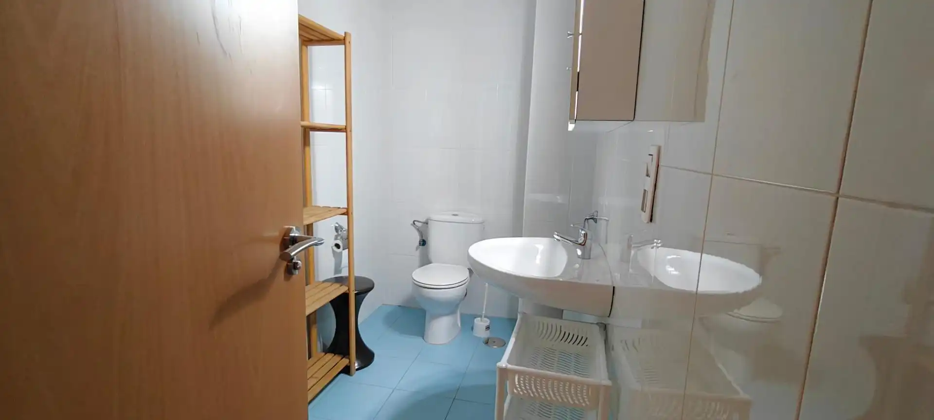 Baño de Piso para compartir en Granada con Amueblado y Balcón
