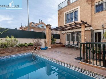 Casa bifamiliare con balcone in vendita a Calle Doctor López Font