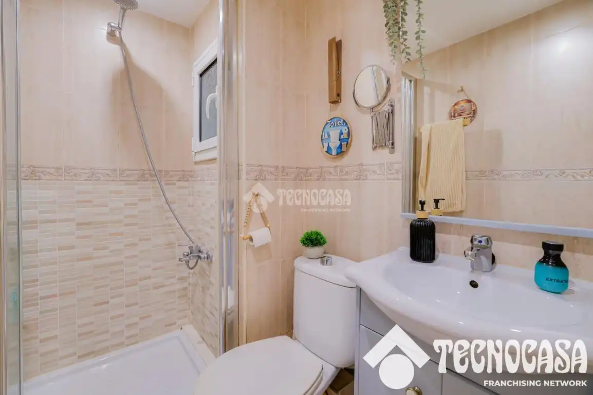 Bathroom of Flat for sale in Barcelona  with Air Conditioner