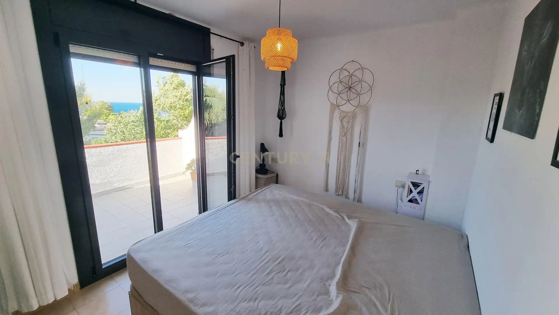 Schlafzimmer von Einfamilien-Reihenhaus zum Verkauf in Llançà mit Privatgarten, Ofen und Waschmaschine
