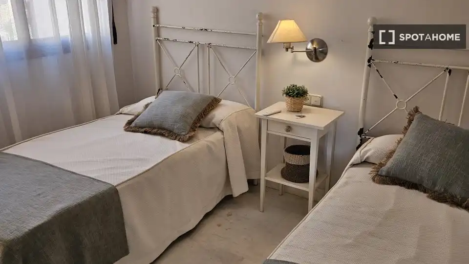 Dormitori de Apartament per a compartir en Motril amb Aire condicionat, Terrassa i Moblat