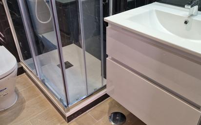 Bathroom of Flat to rent in  Madrid Capital  with Heating, Parquet flooring and Oven