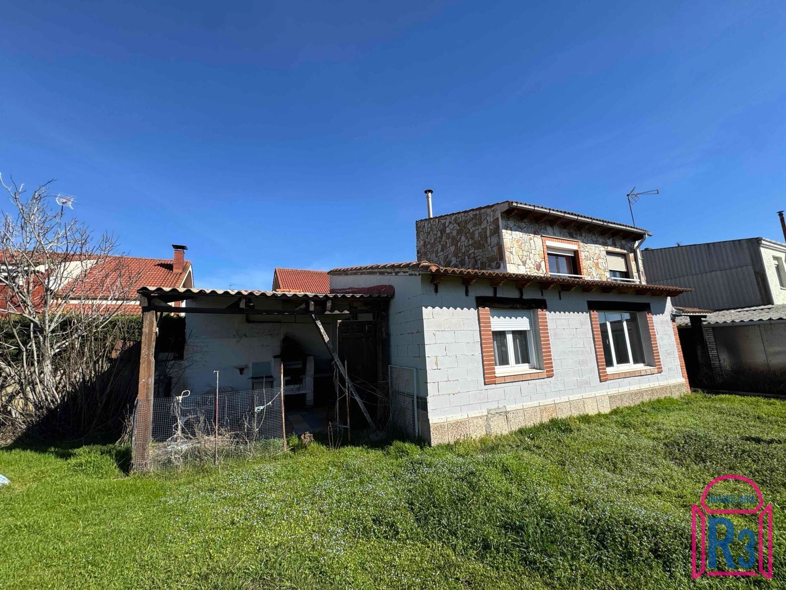 Vista exterior de Edificio en venta en Santovenia de la Valdoncina
