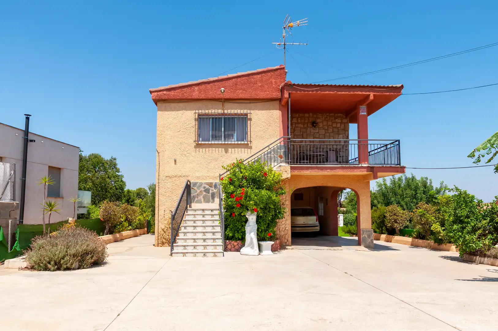 Vista exterior de Casa o xalet en venda en Torrent amb Aire condicionat, Terrassa i Traster