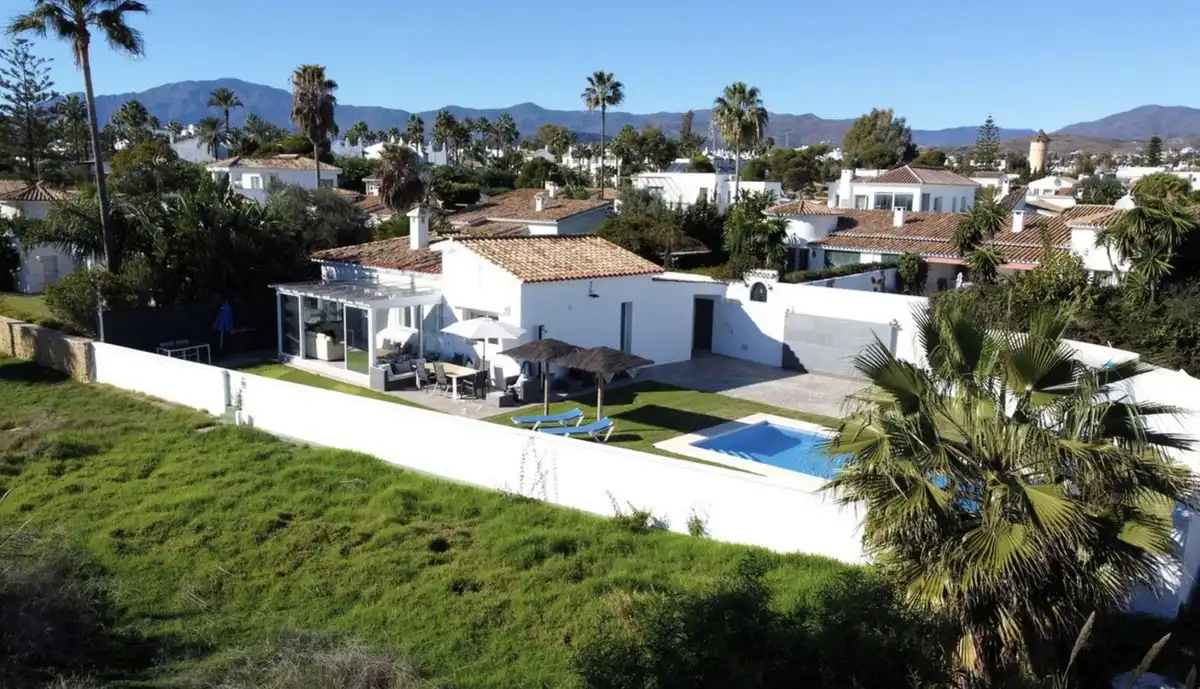 Vista exterior de Casa o chalet en venta en Estepona con Aire acondicionado, Jardín privado y Terraza