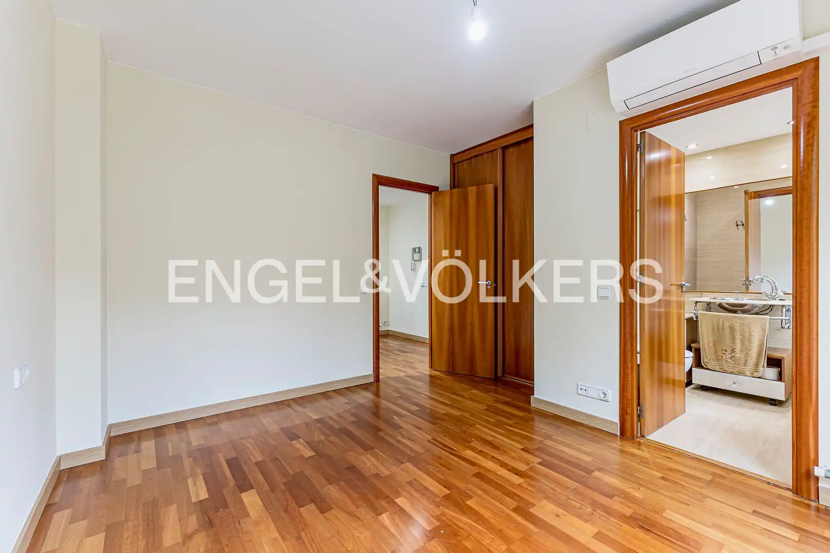 Einfamilien-Reihenhaus zum Verkauf in Barcelona mit Heizung