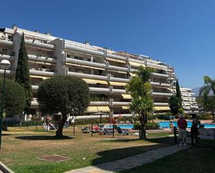 Vista exterior de Dúplex en venda en Marbella amb Aire condicionat, Terrassa i Balcó