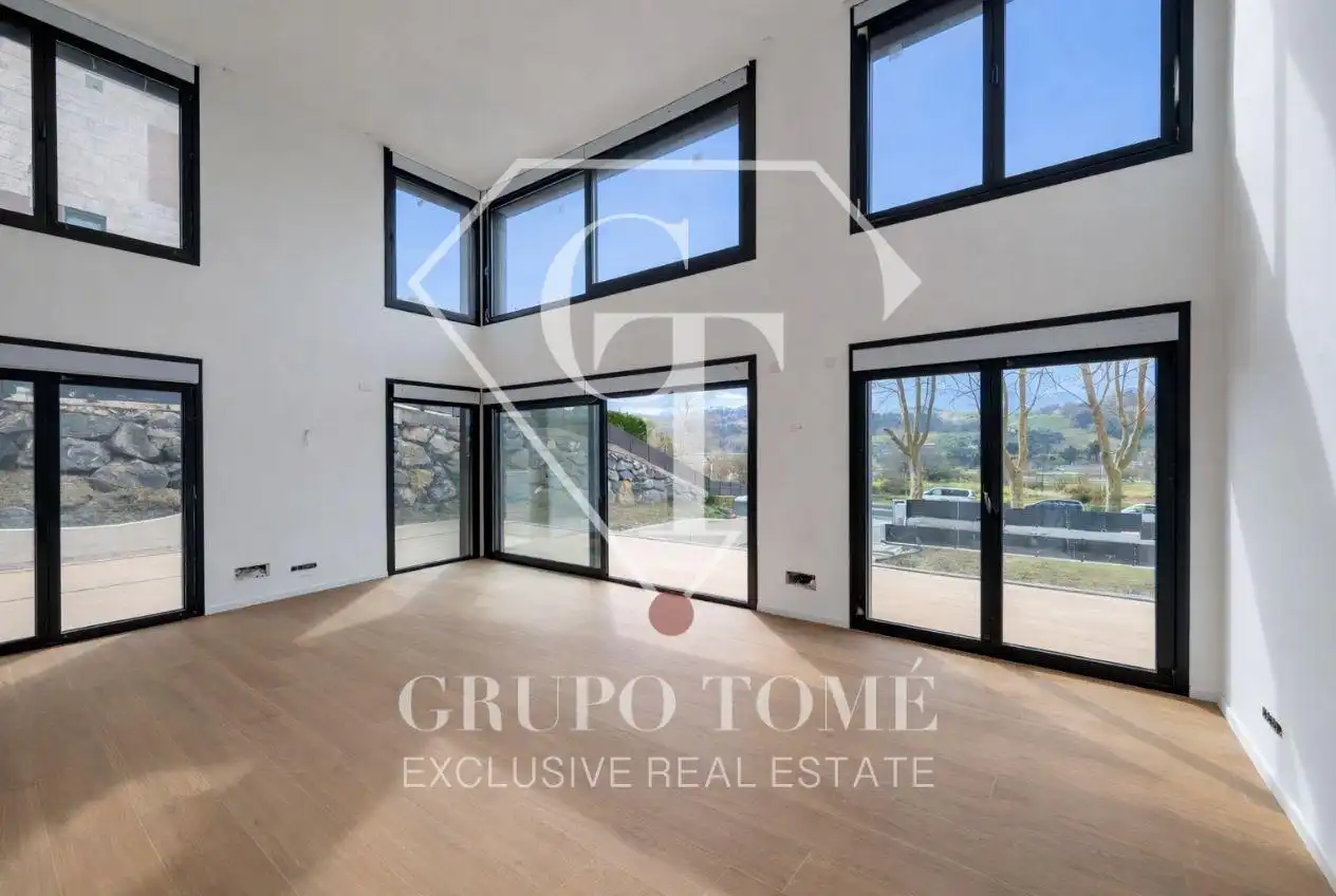 Sala d'estar de Casa adosada en venda en Zarautz amb Jardí privat, Terrassa i Piscina