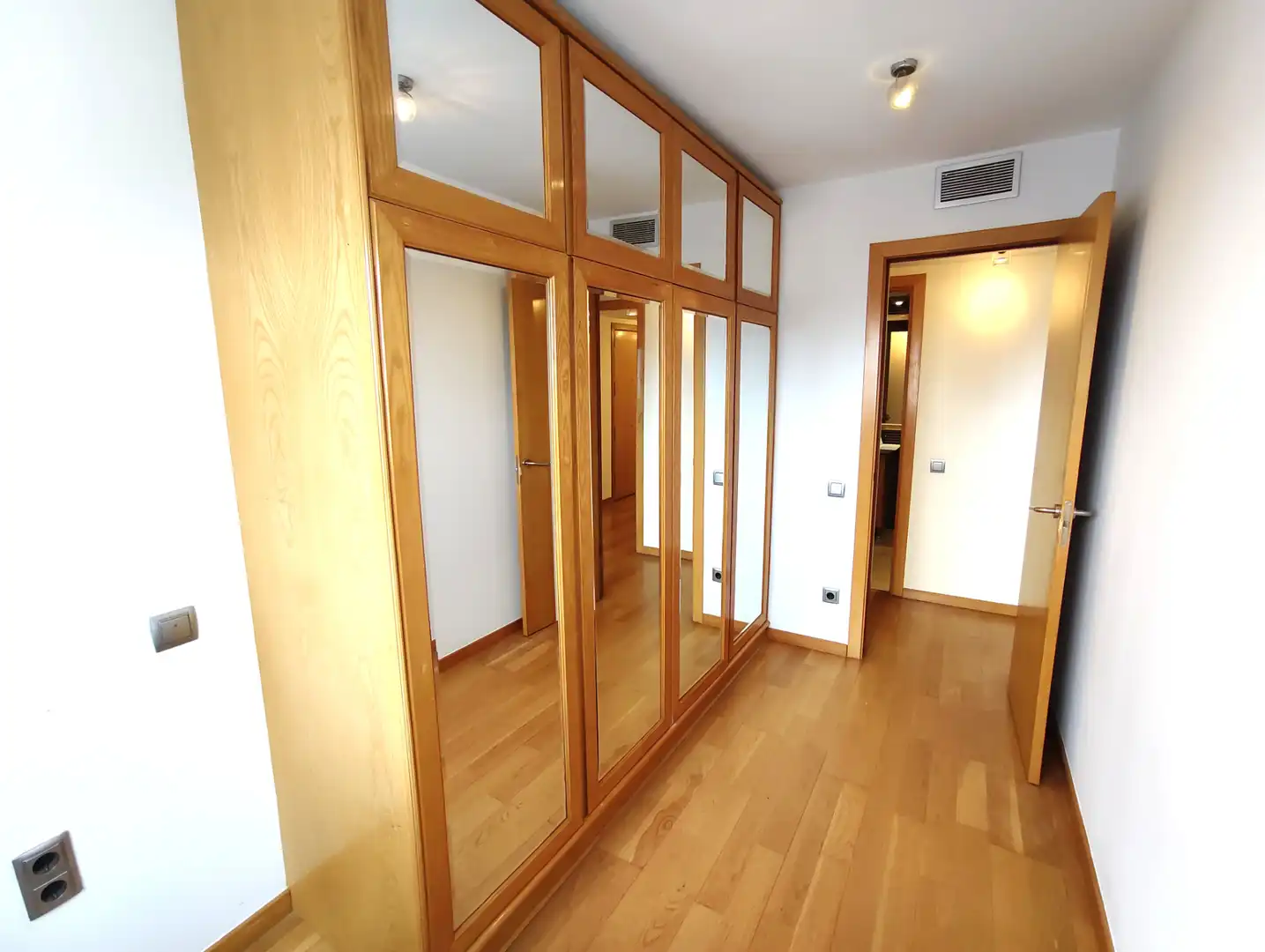 Dormitori de Àtic de lloguer en Badalona amb Aire condicionat, Calefacció i Parquet