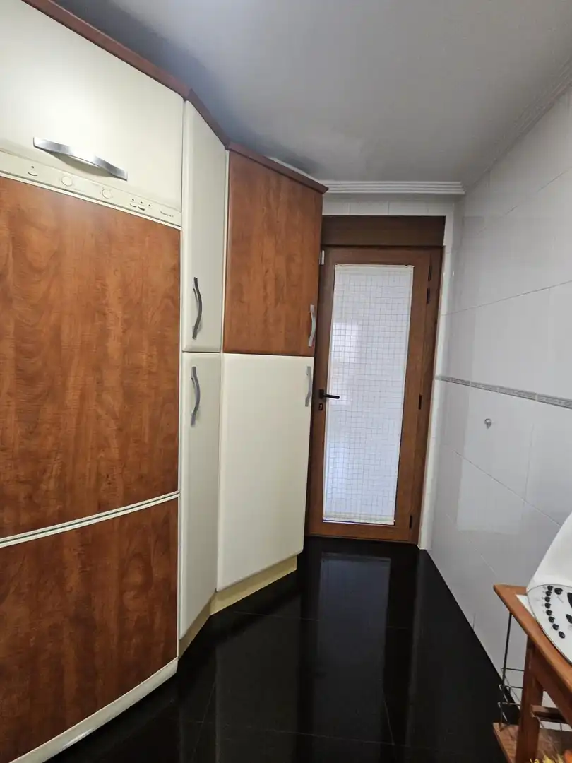 Cuina de Casa adosada en venda en Villamayor amb Calefacció, Parquet i Traster