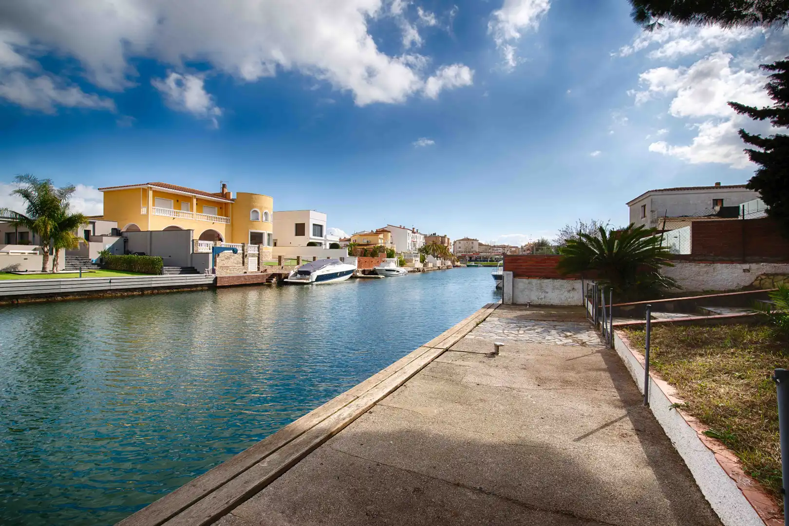 Exterior view of Houses for sale in Empuriabrava