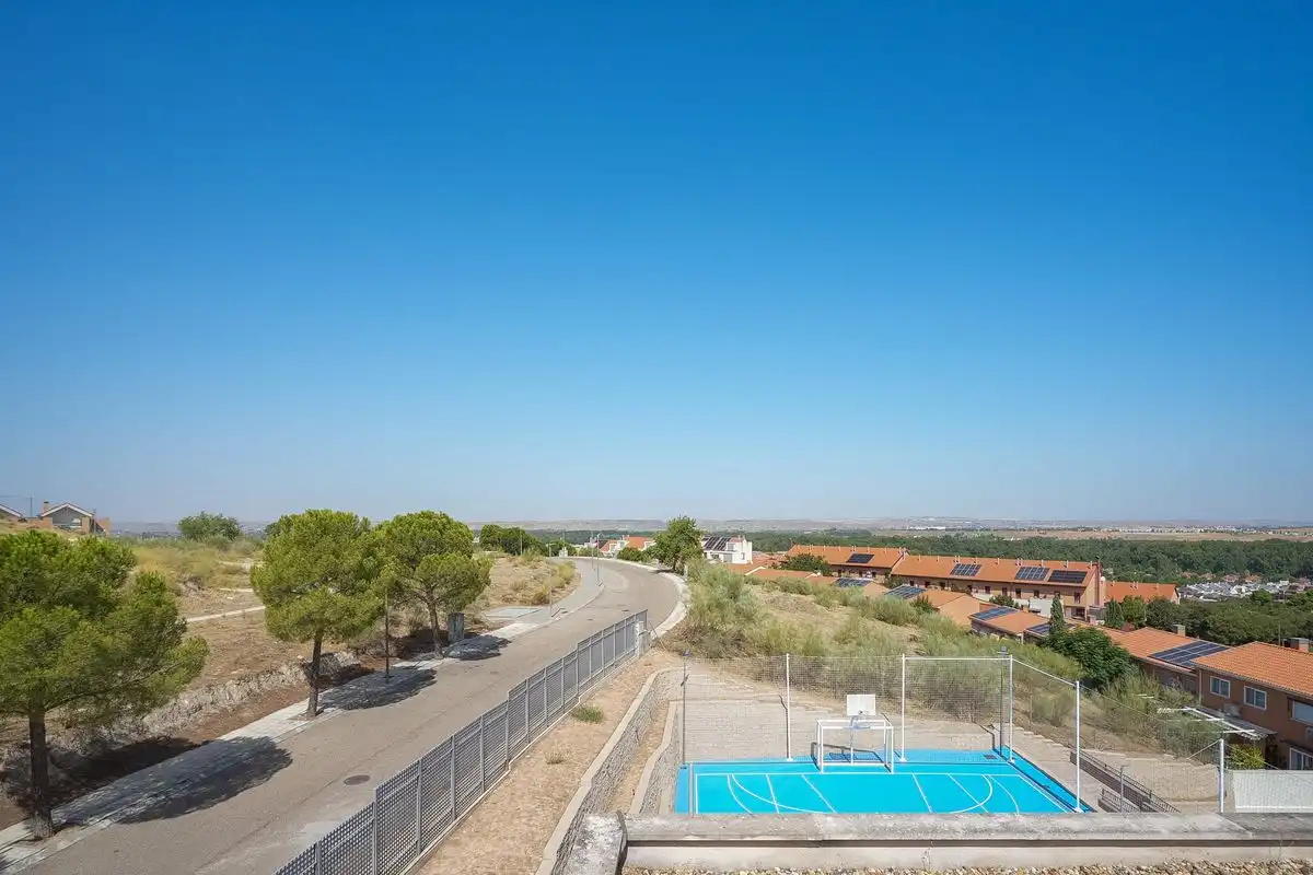 Piscina de Casa adosada en venda en Aranjuez amb Aire condicionat, Calefacció i Jardí privat