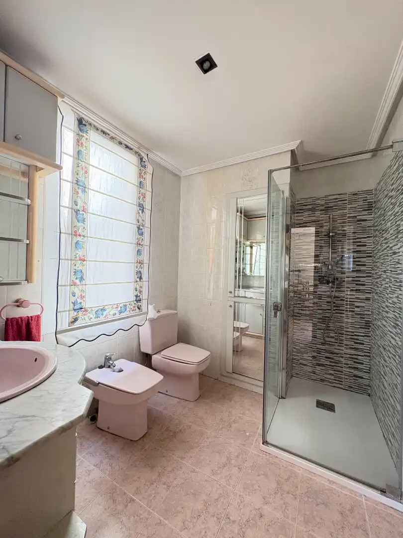 Badezimmer von Wohnung zum Verkauf in Arnedo mit Heizung, Parkett und Terrasse