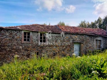 Casa rústica amb jardí en venda a Lugar Portobó