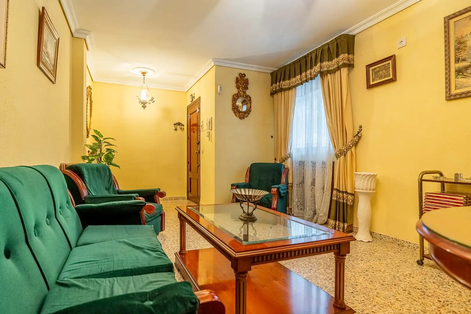 Sala de estar de Piso en venta en  Sevilla Capital con Trastero