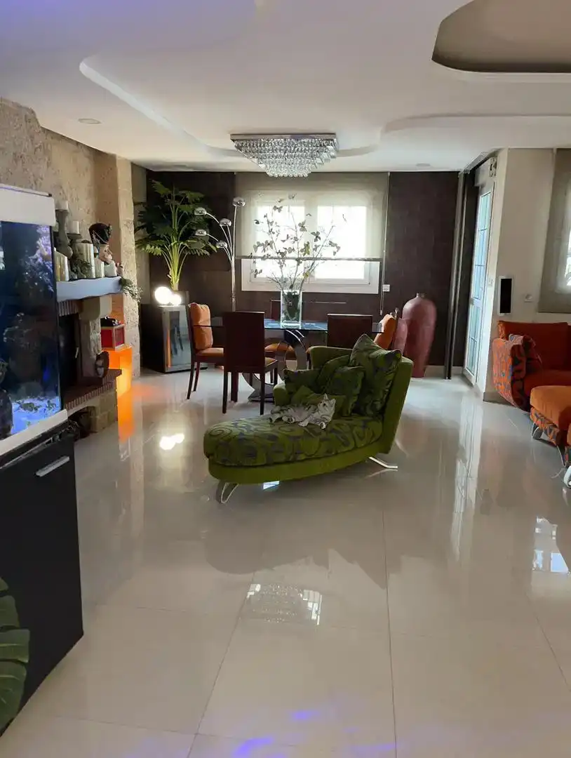 Sala d'estar de Àtic en venda en Melilla amb Aire condicionat, Jardí privat i Parquet
